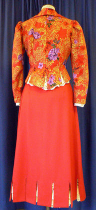 Dräkt med mönstrad jacka och enfärgad kjol
